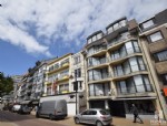Modern,ongemeubeld appartement op de 5de en tevens hoogste verdieping van een recent gebouwde residentie, centraal gelegen op enkele passen van de zeedijk. Bestaat uit zongerichte woonkamer met een mooi open zicht, ingerichte keukenhoek, inkomhall met bergkast en aansluiting voor wasmachine, afzonderlijk toilet, badkamer met o.a. ligbad, 2 slaapkamers, private bergkelder, … Vrijwel onmiddellijk beschikbaar. Bij de vermelde huurprijs komen er geen bijkomende kosten gebouw/syndic. Onder deze tekst bij "documenten" vindt u een plannetje.
(14/055)